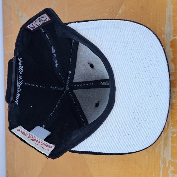 Mitchell & Ness Los Angeles Lakers raised embroidery black & grey snapback hat - Picture 6 of 8